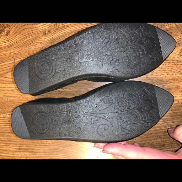 Woman’s slip on dress shoes - Picture 2 of 3